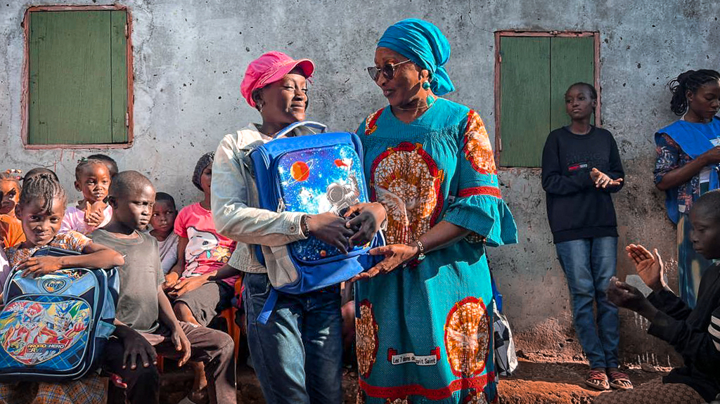 Contrarrestar el abandono escolar en la periferia de una gran ciudad africana: en Yaundé, la distribución de kits escolares apoya la escolarización de los niños más pobres